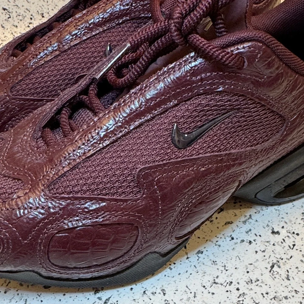 Nike Low-Top Maroon Athletic Sneakers